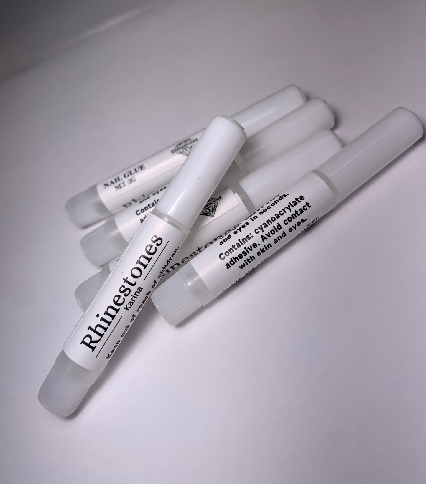 Fast drying nail glue